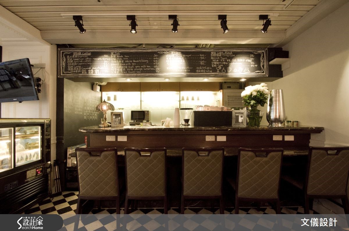 僅有 8 坪的精巧咖啡廳座落在捷運站裡，在龐雜煩亂的